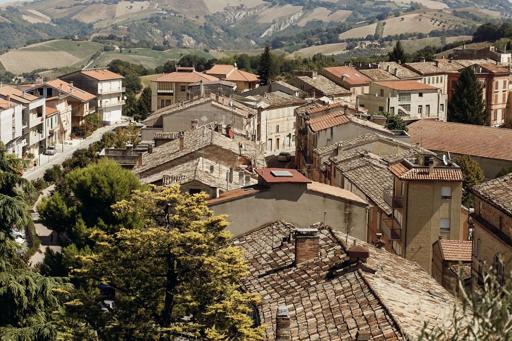 tetti rossi di un borgo italiano